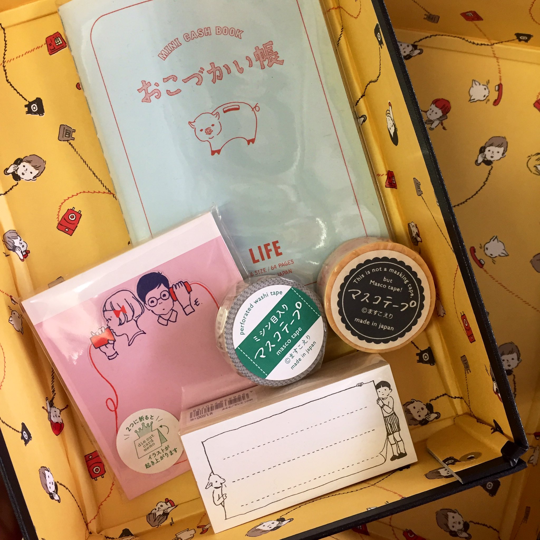 成豊堂 ナルホド イラストレーターますこえりさんの新商品 紙製おどうぐばこblack でんわ柄 が入荷です おどうぐばこの表面には 昔懐かしレトロなダイヤル式電話のイラストがゴールドの箔押しでお洒落に入っています 箱の内側は電話をしている男の子
