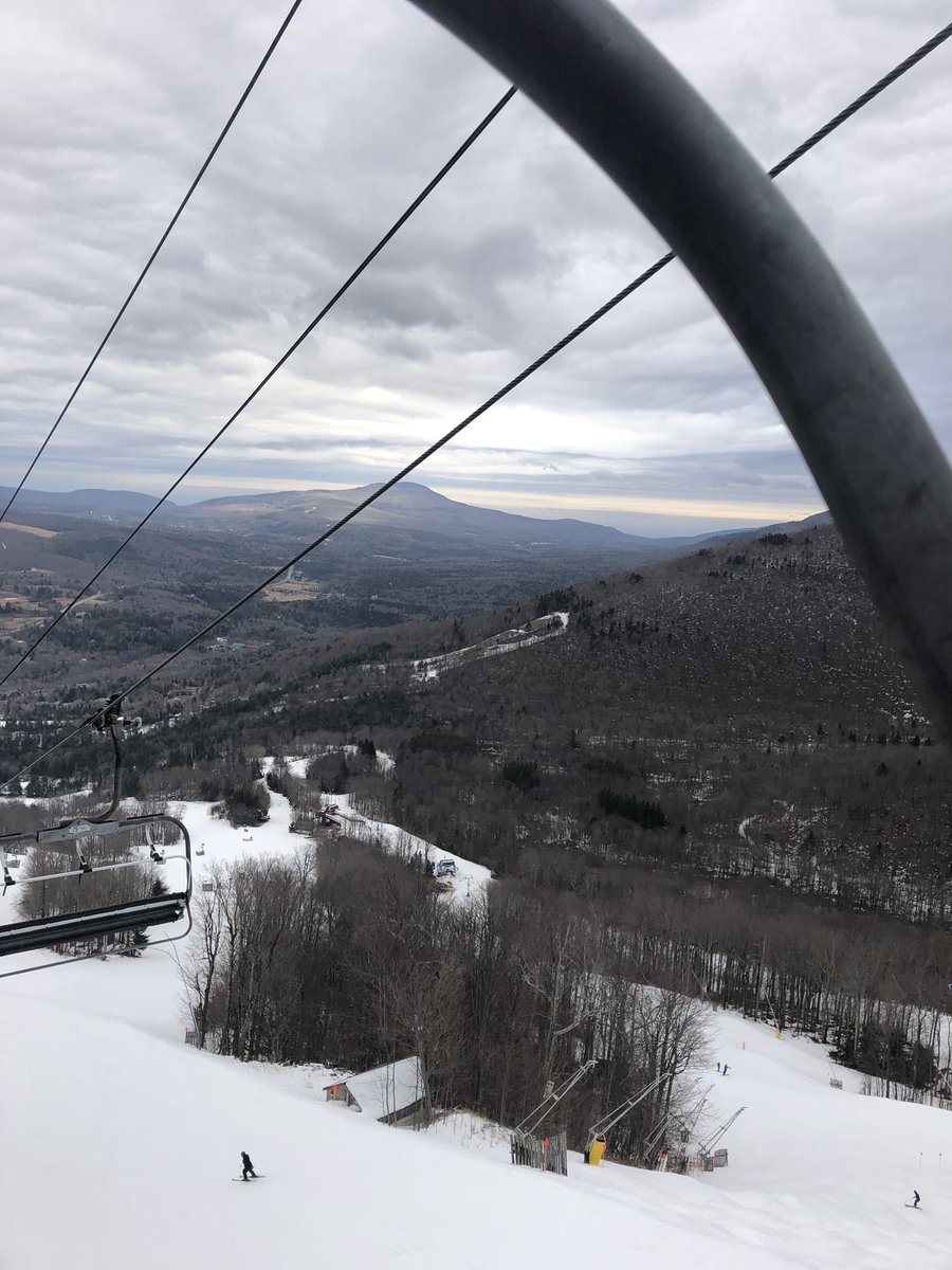C_Oldock's tweet photo. I took this picture one day while snowboarding, I really like the way the cables for the lift double as leading lines https://t.co/N7UefJG9vh