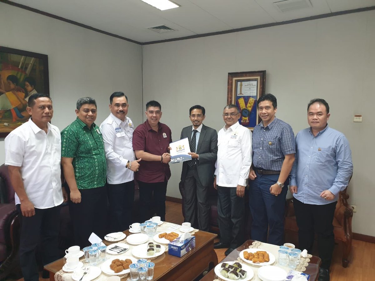 MYCGMedan's tweet photo. CGM Medan, Tuan Aiyub Omar menerima kunjungan hormat dari Ketua Caretaker Kamar Dagang dan Industri Medan, Bpk Santri Azhar Sinaga pada 12 Feb 2020. Pertemuan turut membincangkan aspek dan isu perdagangan yang mempunyai kepentingan bersama. https://t.co/PjWMmlnMqw