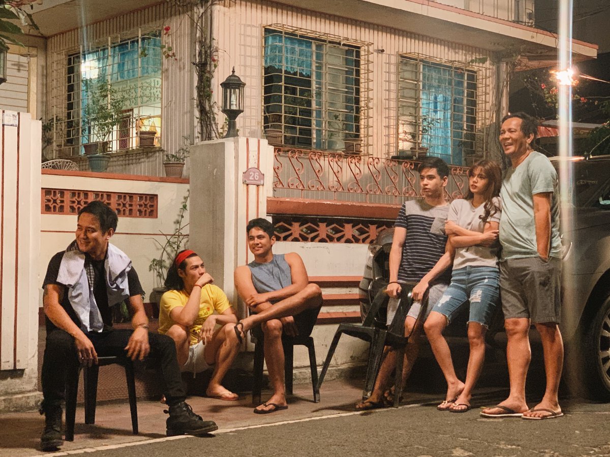 Them: bat ayaw bang mag jowa? 
Pamilya ko: 

#PamilyaKoBuyo