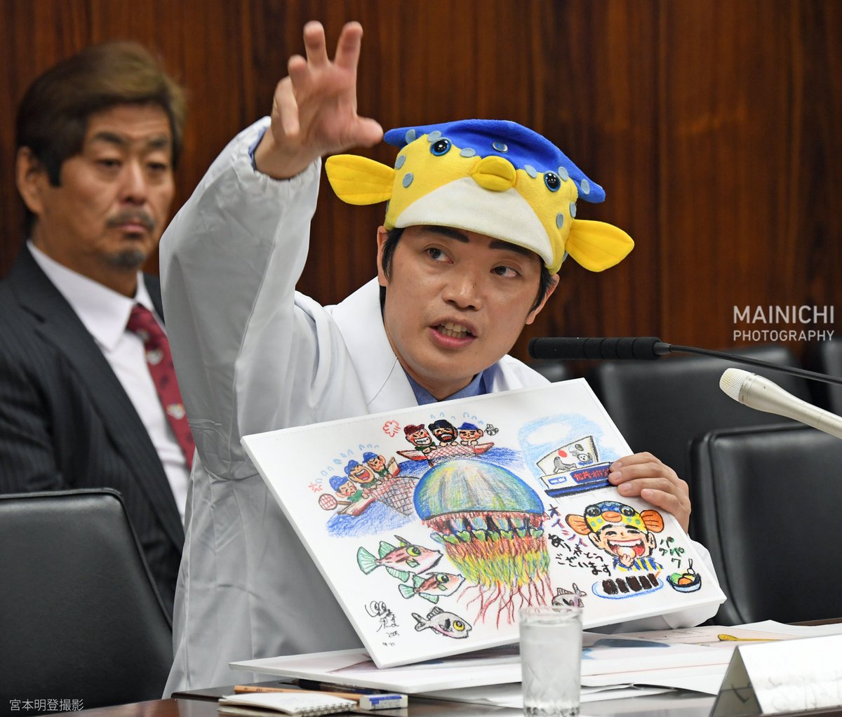 毎日新聞写真部 東京海洋大 客員准教授でタレントの さかなクン が 参院国際経済 外交に関する調査会に参考人として出席しました 議場や委員会での帽子の着用は原則禁じられていますが さかなクンのトレードマークの ハコフグ の 帽子 は特別に