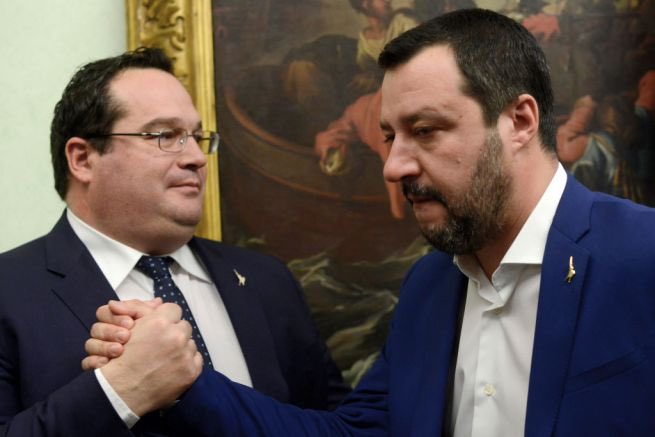 ClaudioDurigon's tweet photo. Il vero trionfo di una persona, è guardarsi allo specchio e pensare: “anche oggi posso camminare a testa alta”. Chissà se #Conte e #DiMaio riescono a specchiarsi?
Sono al tuo fianco @matteosalvinimi anche questa battaglia vincerai. #iostoconSalvini https://t.co/06ffd4VFuS