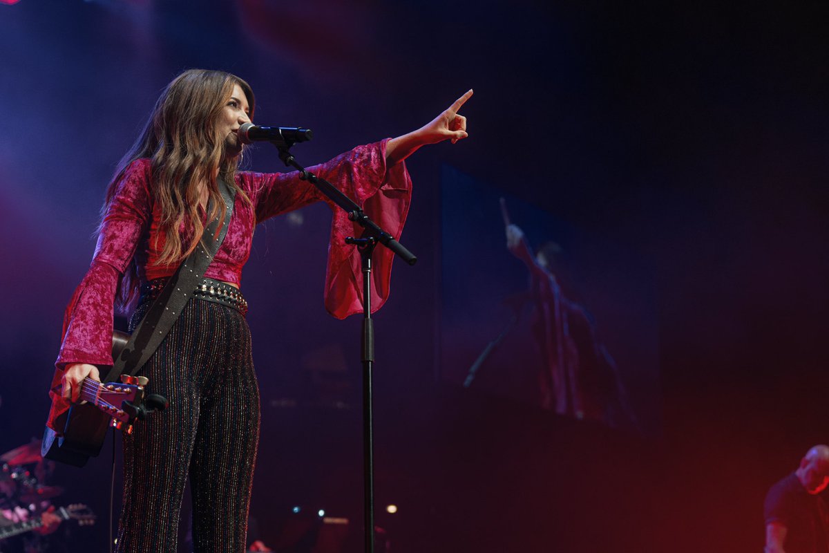tenilletownes's tweet photo. Monday night at All for the Hall was SO much fun!! Thank you @keithurban for having me and for this full circle that I won’t ever forget. And what an amazing crowd that showed up to support @countrymusichof and music education!!! #AFTH7
📸: Jason Kempin / Terry Wyatt https://t.co/tlBdtArtHH