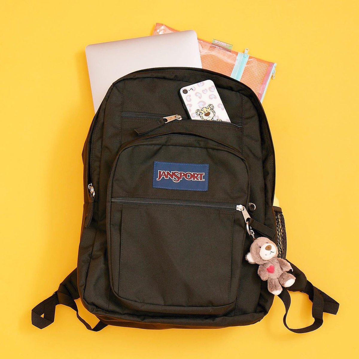 Plaza 公式 Jansport のbig Studentモデルのバックパック 大容量でポケットも充実 15インチまで対応のデバイス収納付き サイズ 約 W33 H43 D25cm 容量 34リットル サイズ収納可 デバイス収納あり 15インチまで サイズは目安