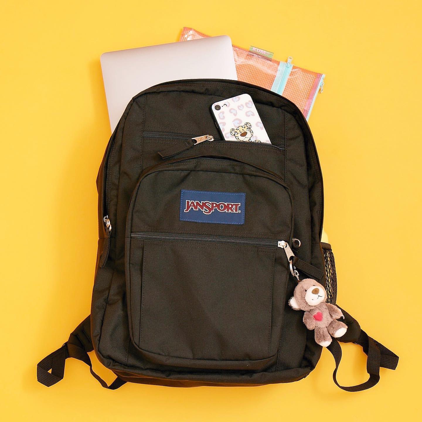 Plaza 公式 Jansport のbig Studentモデルのバックパック 大容量でポケットも充実 15インチまで対応のデバイス収納付き サイズ 約 W33 H43 D25cm 容量 34リットル サイズ収納可 デバイス収納あり 15インチまで サイズは目安 Plaza 公式 Jansport のbig Studentモデルのバックパック 大容量でポケットも充実 15インチまで対応のデバイス収納付き サイズ 約 W33 H43 D25cm 容量 34リットル サイズ収納可 デバイス収納あり 15インチまで サイズは目安