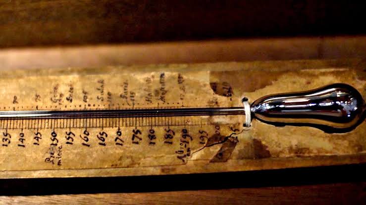 43. Pada termometer Celsius asli sebagaimana dirancang oleh Anders Celsius, suhu 0° adalah untuk air mendidih (bukan membeku), sementara suhu 100° adalah untuk air membeku. Konon Celsius melakukan ini untuk menghindari penulisan temperatur negatif. Sumber gambar: Veritasium