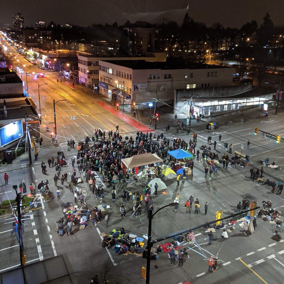 10:20pm. Still going strong at Cambie and Broadway, Vancouver.
#AllEyesOnWetsuweten #Wetsuweten #Unistoten 
📷: Chris Son