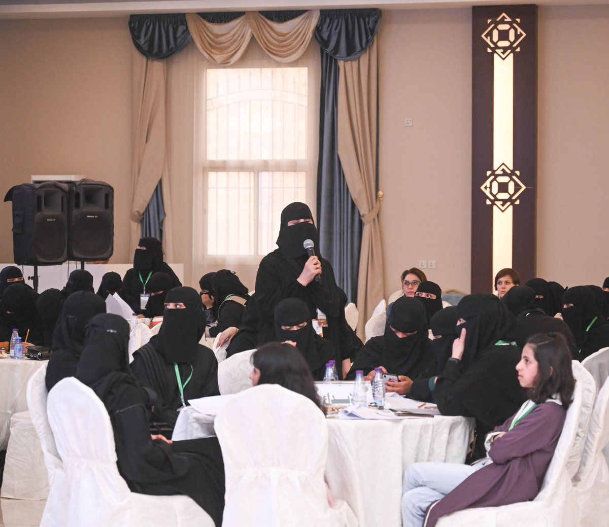 emartasir's tweet image. خلال افتتاحه ورشة المركز الشبابي في #طبب..
الأمير #تركي_بن_طلال: "الشباب هم الثروة الحقيقية في كل أمة، ولذلك فإن التركيز عليهم هو الأساس في أي حراك تنموي وأي خطط طموحة"، والتطوير والتنمية لاتقتصر على المدن الكبيرة فحسب، بل إن كل قرية في #عسير هي #ابها".