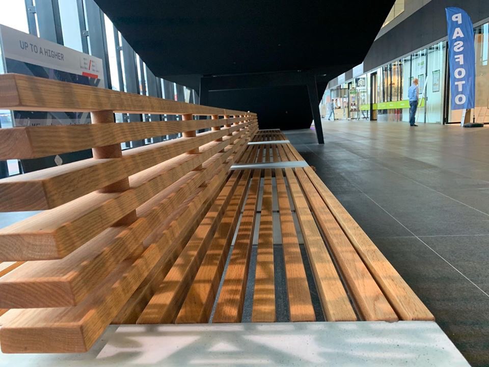Tjincobv's tweet photo. Bezoekers aan het stadskantoor @GemeenteLeiden die voor een nieuw paspoort of rijbewijs langskomen kunnen vanaf heden op het document wachten op de stijlvolle Paxa wachtbanken met rugleuning van de Zweedse fabrikant Nola. #meubilair #publiekeruimte #straatmeubilair https://t.co/oJHfA5HEVA