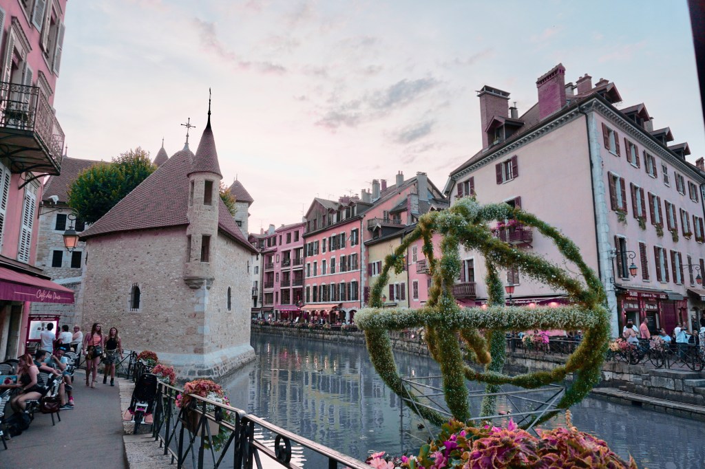 fabienvlems's tweet photo. Annecy: 7 redenen om dit Franse stadje te bezoeken https://t.co/lmVY511YIv https://t.co/sUjMu8ZHJB