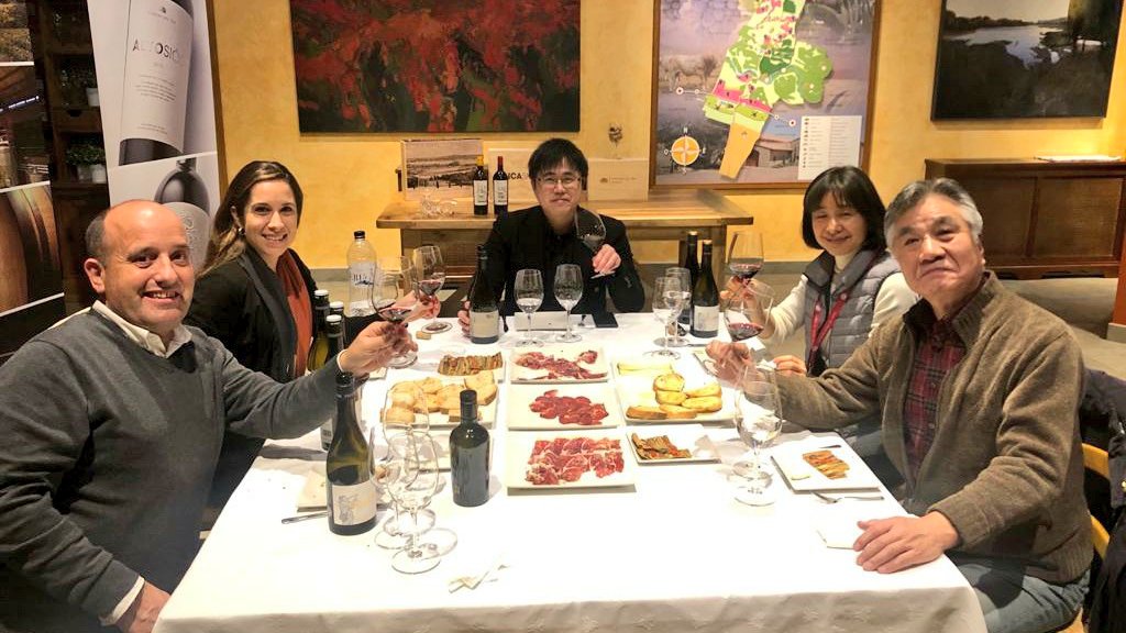 CostersSio's tweet photo. Ahir en Juan i la Maria sopant al #celler amb importadors de #Japó 🇯🇵
.
Yesterday, Juan and Maria having dinner at the #winery with importers from #Japan 🇯🇵
.
#reversemission #IWBMLleida #docostersdelsegre #missióinversa #vins #wineprofessional #wineimporters https://t.co/i03I5ailla