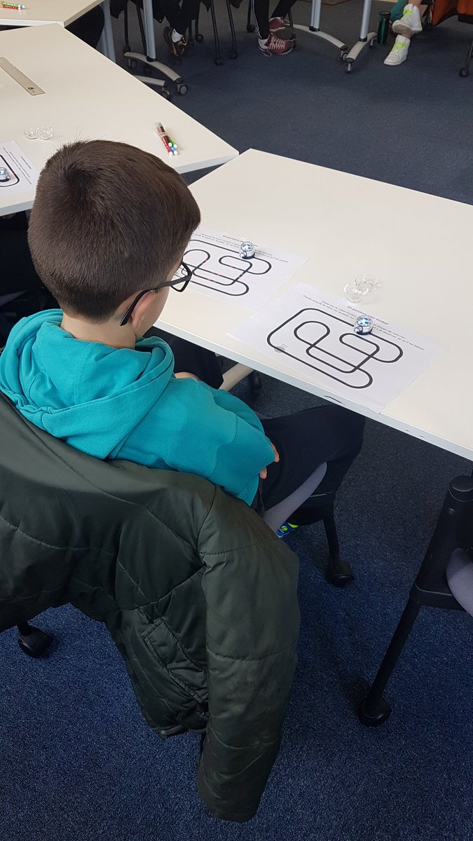 canope_93's tweet image. #Atelier #Epidemia pour les jeunes de @LivryGargan93 : @ELJAMALI7 fait découvrir les robots et la programmation à travers des énigmes, je cite, &quot;trop bien&quot; 😏