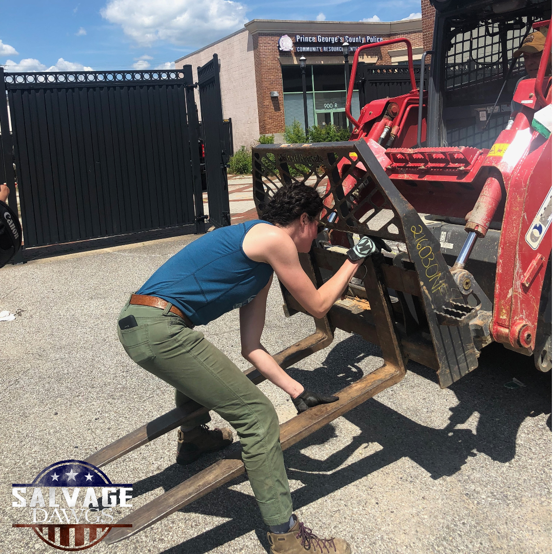 #WCW Grayson definitely can keep up with the boys. 💪
.
.
.
#StrongWomen #SalvageLadies #muscles #NoNeedForHelp #SalvageDawgs #blackdogsalvage