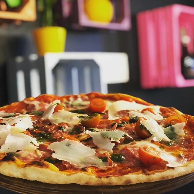 Pizza Speciale #pizza #pizzaitiana #pizzaspeciale #sanmarzanotomatoes #mozzarella #salame #salamenapoli #cherrytomatoes #pesto #greenpesto #basilpesto #granapadano #poznan #arena #lazarz #3kapary ift.tt/38nvBDL