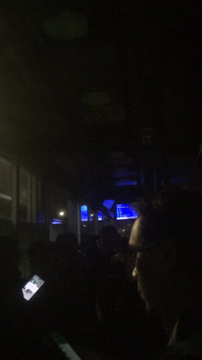 ryditya's tweet photo. Info ya admin @PT_Transjakarta lampu di halte JCC Senayan padam nih https://t.co/hSN8KMcAEN