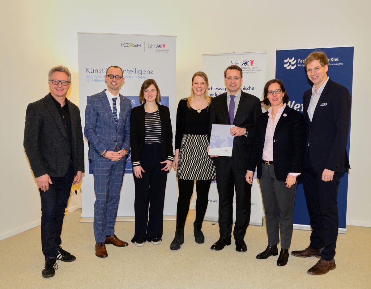 shlb_kiel's tweet photo. #KI und #Kultur rücken zusammen. @SchroedterDirk übergibt Förderung zu „KI und Kultur“ an @THochscherf von @vielFHKiel und @MartinLaetzel von der #SHLB zur Erforschung von Chancen auf Risiken von #KI in #Kultureinrichtungen Partner sind @hansemuseum_eu @Nordkolleg @kultursphaere https://t.co/bqiAJIwjoR