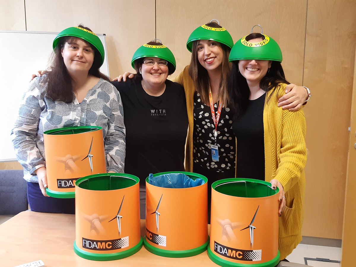 FIDAMC_'s tweet image. Como parte de nuestro compromiso con el #medioambiente hemos instalado iglús de #ecovidrio en las salas de reuniones de #Fidamc y hemos regalado uno a todos nuestros empleados para sigan con las buenas costumbres del #reciclaje en sus hogares 👍 #FidamcAmbiental @ecovidrio