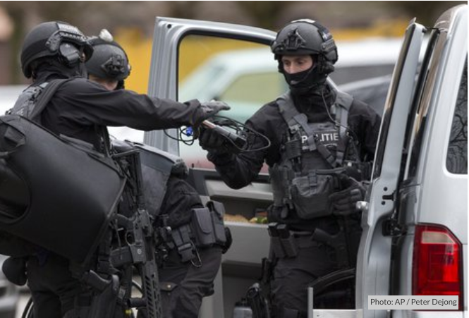 worldnewsdotcom's tweet image. Multiple bomb explosions at Mail company in #Netherlands, no casualties

#BombExplosion #Amsterdam #Kerkrade
article.worldnews.com/view/2020/02/1…