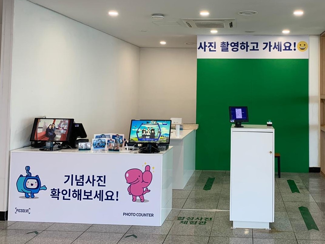 Picsolve's tweet image. We are proud to be capturing the moment at Sacheon Cable Car in Korea. Visitors to the attraction can have their photo captured with our green screen or roaming technology and take home the perfect photo memento to share.