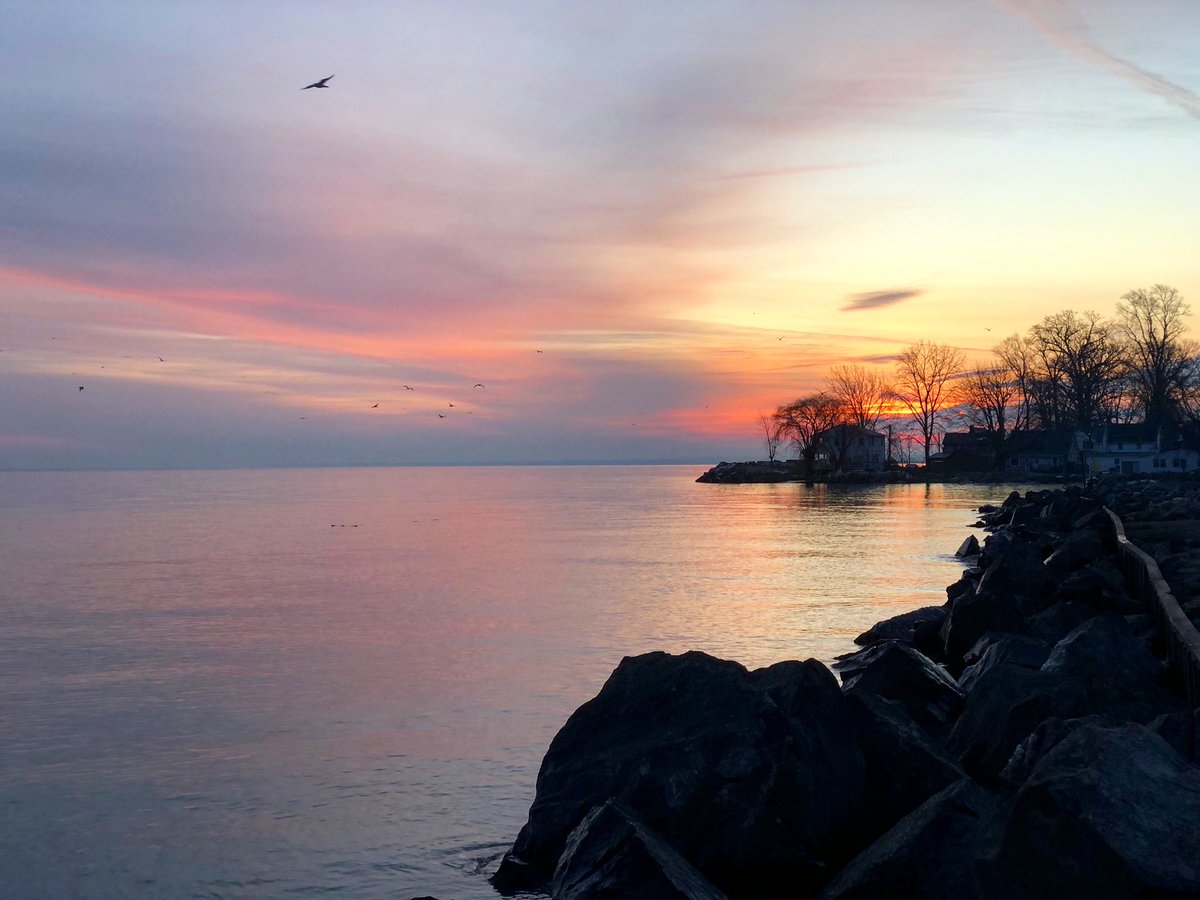 A beautiful sunrise at the lake this morning 😊 @Ryan_Wichman @ChrisWTOL @BetsyKling @WxJoeA #LakeErieLove