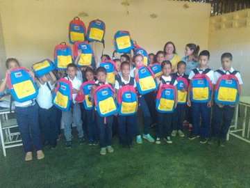 GestionZeg's tweet photo. Con sonrisas los niños y niñas del sector camburito recibieron morrales, zapatos, uniformes y útiles, acompañado de atención médica 🗣️¡Sigamos avanzando en materia social educativa!
#OrdenSeguridadPazYAcademia
#CooperaciónYHermandad
@NicolasMaduro
@psuvaristobulo
@josemvasquez https://t.co/Ju5SVpR2mv