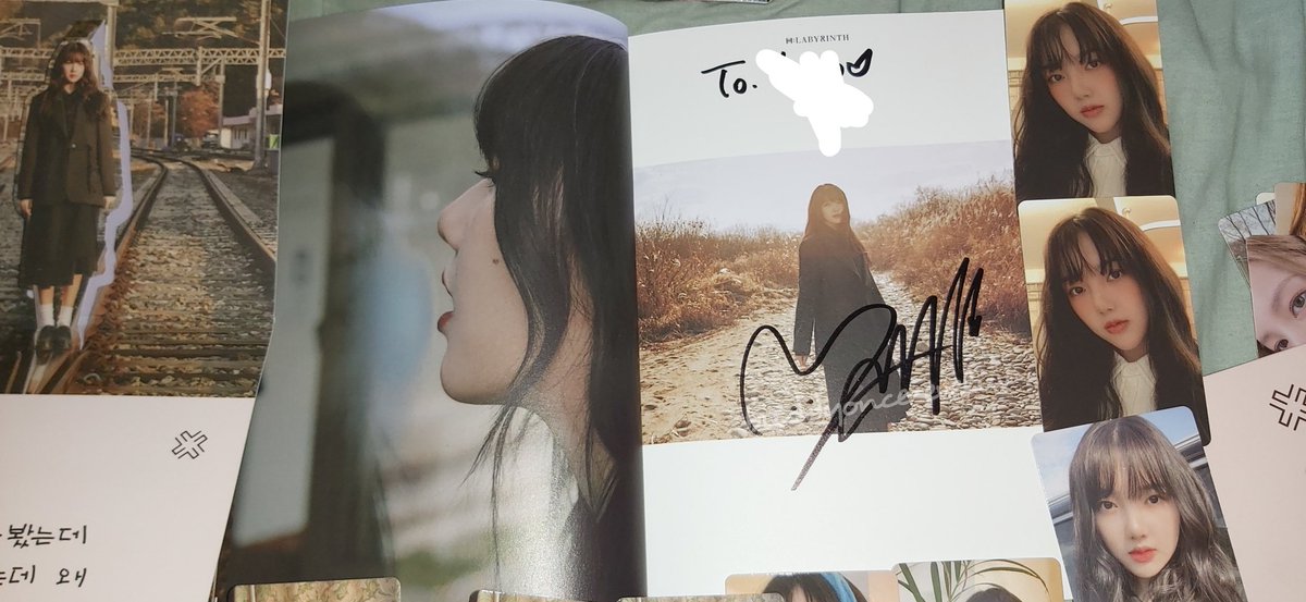 buddy1reveluv's tweet photo. I actually asked Yerin unnie to draw a smiley face but she cannot see the memo stick...
#GFRIEND #여자친구 #GFRIENDhk #YERIN #예린 https://t.co/xg8nFcf14g