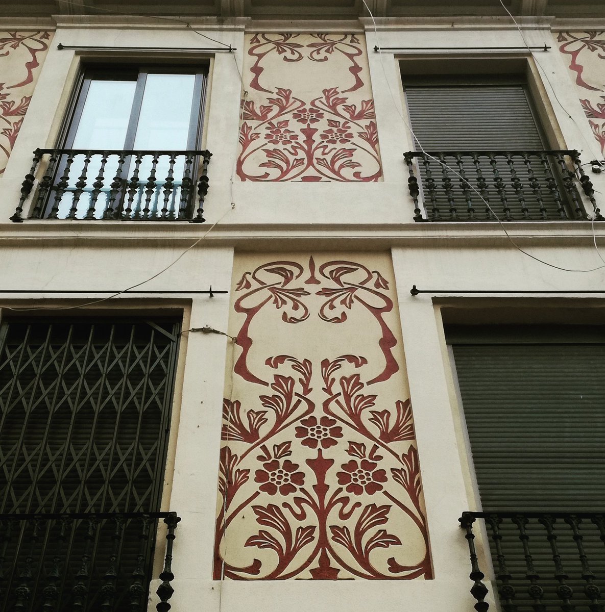 AgusGiralt's tweet photo. Més esgrafiats! Al carrer Fernandez Duró #patrimonimodest #esgrafiat #patrimoni #Sants https://t.co/ZFxm1nYTEK