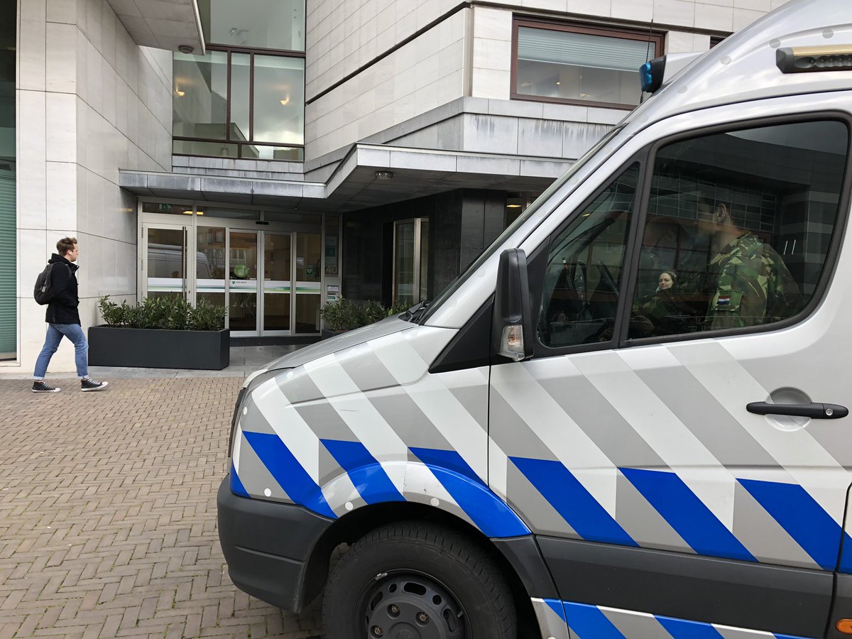 Loos alarm in Maastricht, verdacht pakketje bleek een computermuis. Maar deze bank heeft eerder dreigbrieven gehad en na bombrief in Kerkrade namen ze hier heen risico. #hvnl