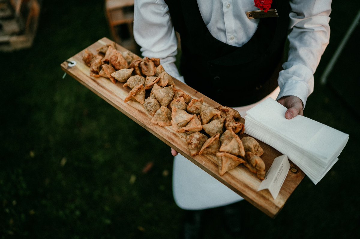 Our samosa’s are definitely one of our most popular items! A traditional snack which never fails to disappoint. If you want to add a twist to your canapés, why not try our Old Delhi Style Butter Chicken Samosa’s! 🥰🤤 

#food #indiancuisine #canapes #delicious #coriandergroup