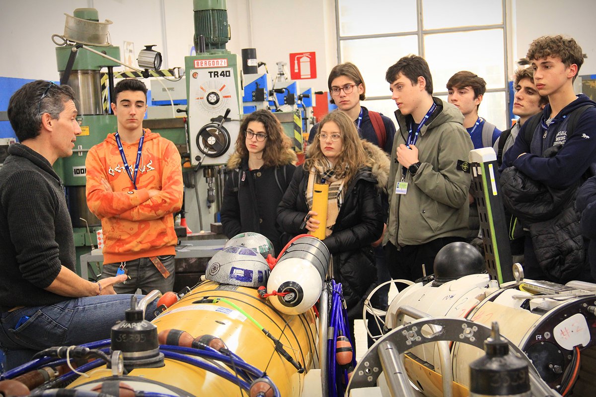 A group of local students who are designing a #bioacoustics #experiment in collaboration with Progetto Giona & @parco5terre met with experts from @sto_cmre, @AcquarioGenova, CIBRA @unipv & @unito to talk about undersea #robots & #cetaceans in the Ligurian Sea. #community #NATO