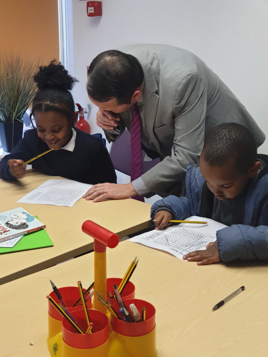 ElizabethSelby's tweet photo. #readingpartner #hiscox thank you to the staff from Hiscox who spend their lunch hour reading with our children. #heroes #CanaryWharf https://t.co/G1anYVmvAD