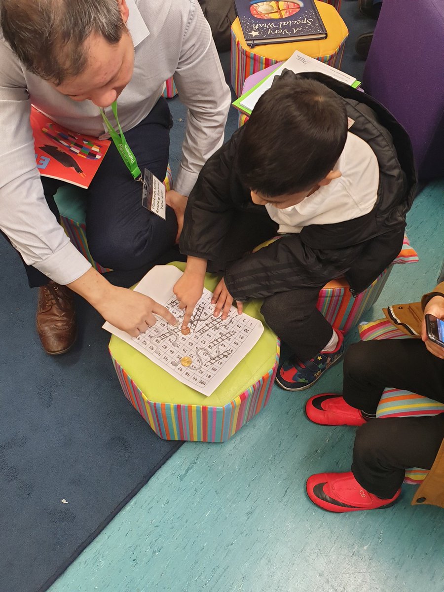 ElizabethSelby's tweet photo. #readingpartner #hiscox thank you to the staff from Hiscox who spend their lunch hour reading with our children. #heroes #CanaryWharf https://t.co/G1anYVmvAD