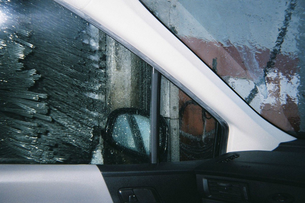 しゅんさんぽ V Twitter 洗車機の中で写ルンです使ったらエモい写真撮れるのでは 洗車機フォトグラファーのパイオニアに俺はなる と思って撮った写真がこちら 写ルンです 年黒歴史