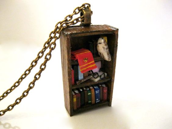 PotterWorldUK's tweet photo. Harry Potter Bookshelf Necklace

Cr: @Coryographies https://t.co/Ccc3qUQyiy