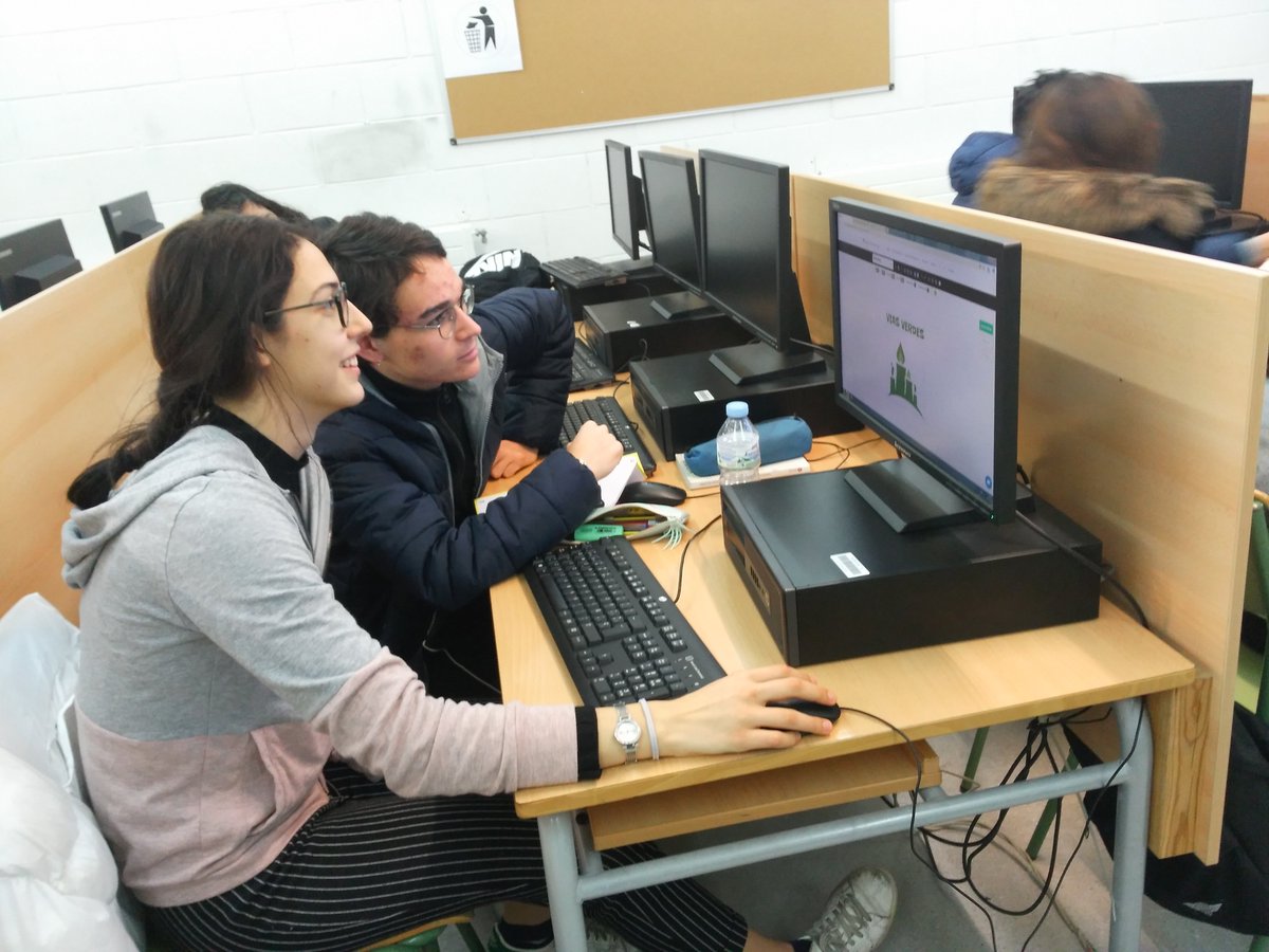 ViesVerdes's tweet photo. Treballant en el projecte! #asoceu #asoc1920 @ascuoladioc https://t.co/pR5gdE1pNr