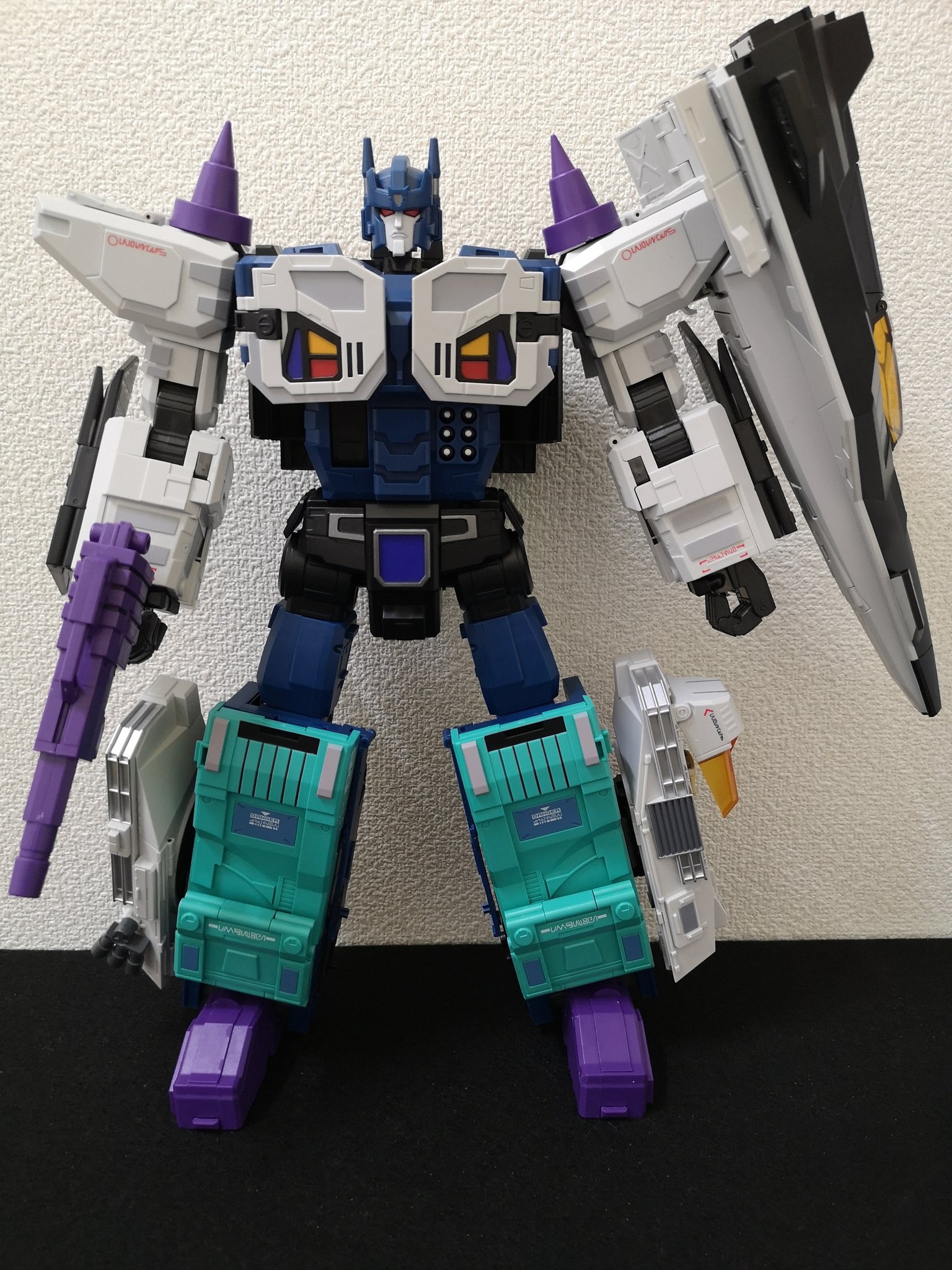 ウボンコ Fans Hobby Double Evil 元ネタはトランスフォーマーのオーバーロード 少し当時の野暮ったさを残しつつも 今風なスタイリッシュさとのバランスがイイ 身長は約38センチで 同社のpower Baserとgod Armour合体時の大きさに合わせてあります