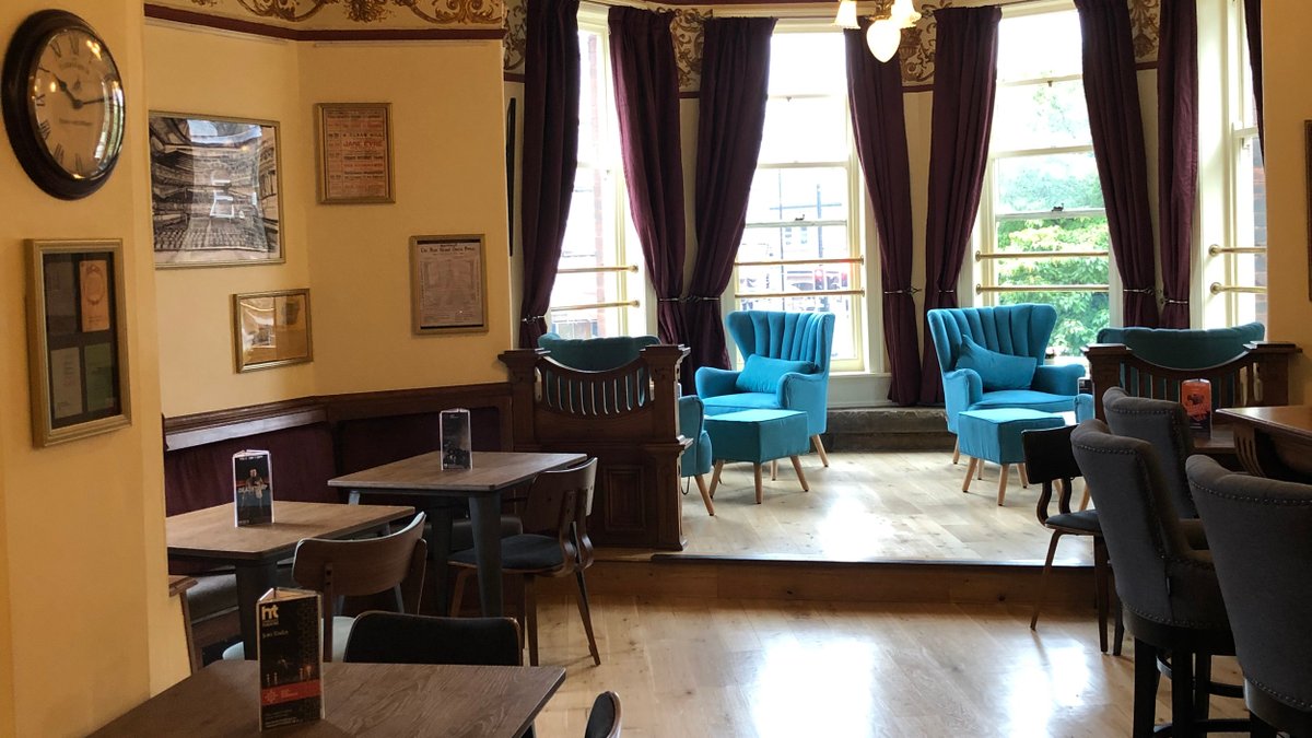 HGtheatre's tweet photo. Looking for a meeting place this week? 💻
#TheCircleBar is open 10am-4pm and has plenty of space for groups or to spread out!
@alithecakelady also does a decent cake 😋 https://t.co/O2mdASO3mt