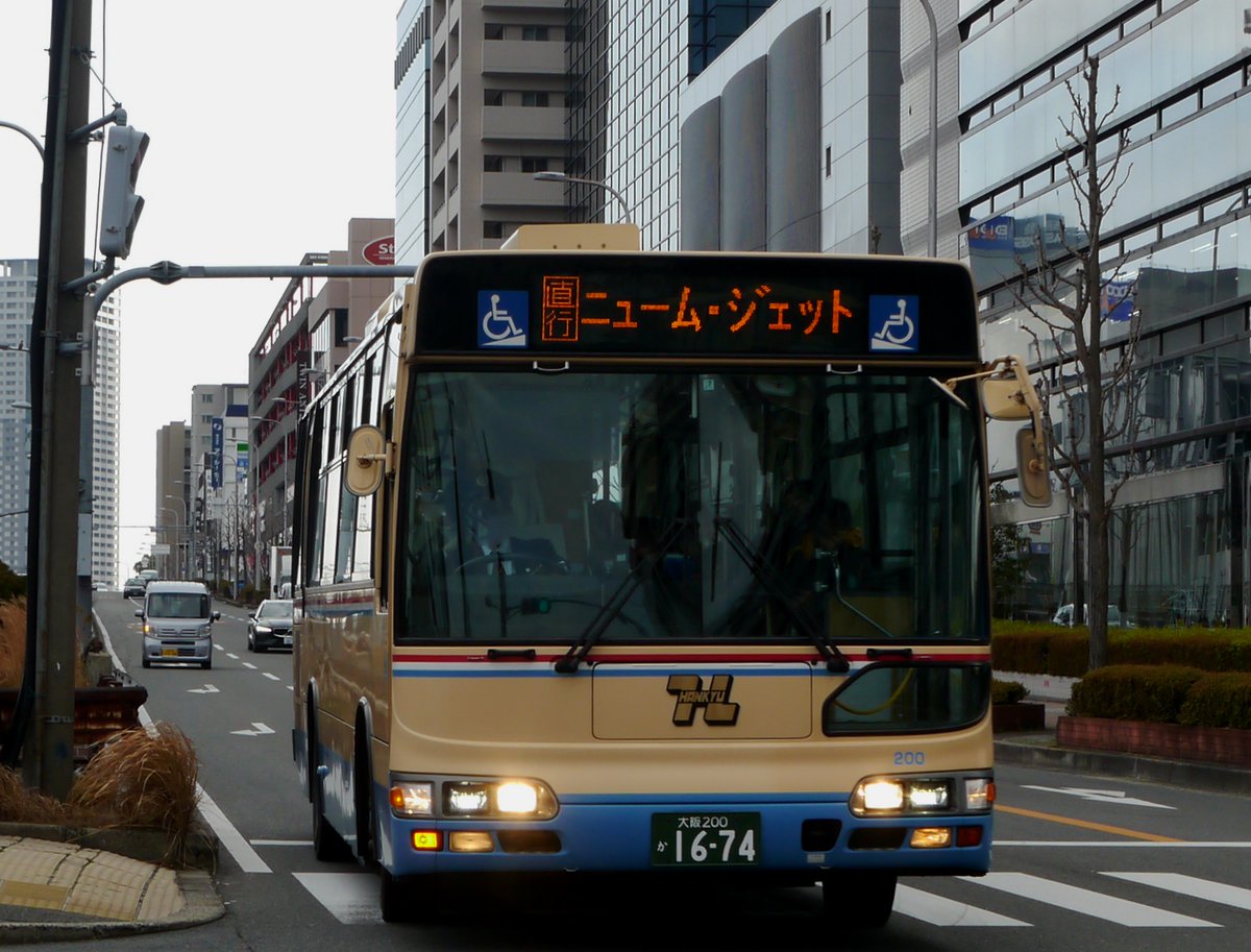 Jnrdimrumd バス 直行 ニュームジェット 車作 45 豊中へ向かう阪急バス 各車と 引き付け過ぎてどアップになった7111号車 1枚目は運転士さんがライト点灯のサービスしてくれはった