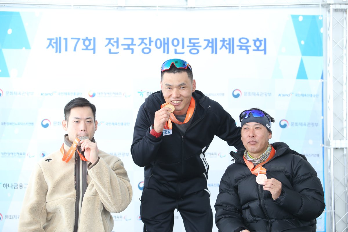 kosadpr's tweet image. 바이애슬론 스프린트 4.5Km SITTING 금메달
남자부 - 신의현 선수 / 여자부 - 서보라미 선수

바이애슬론 스프린트 4.5Km STANDING 금메달
남자부 - 권상현 선수

▶ 장애인체육의 모든 것 대한장애인체육회 Korea Paralympic Committee

#대한장애인체육회 #전국장애인동계체육대회 #바이애슬론