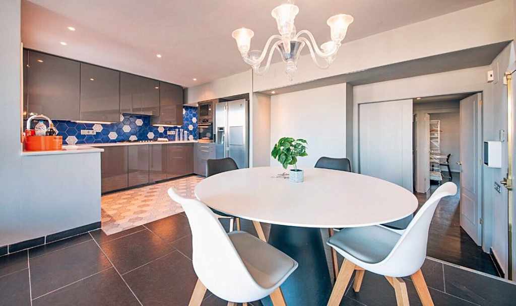 YouStylish's tweet photo. Beautiful 3 bedroom Joan Miró Terrace apartment - #YSB376 offers 3 double bedrooms, 2 bathrooms, and an amazing 40 m2 terrace with a hammock and a dining table perfect to relax during your stay! https://t.co/xglV8Rl7HG