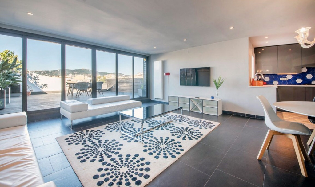 YouStylish's tweet photo. Beautiful 3 bedroom Joan Miró Terrace apartment - #YSB376 offers 3 double bedrooms, 2 bathrooms, and an amazing 40 m2 terrace with a hammock and a dining table perfect to relax during your stay! https://t.co/xglV8Rl7HG