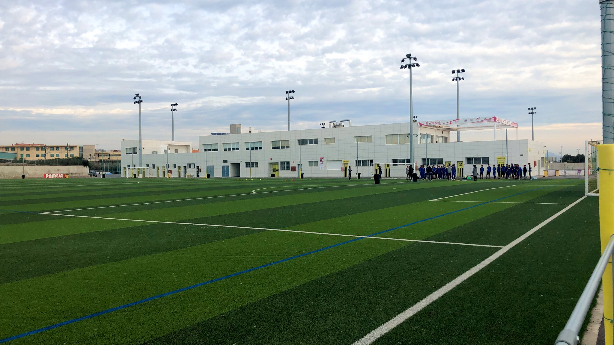 西原雄一 Yuichi Nishihara 午前中は鹿島学園高等学校サッカー部のトレーニングを見学に来ました ビジャレアルcfのコーチによるレクリエーションを兼ねたアティビティからスタート コーチがメモしたステップを選手が試して当てるゲーム 失敗したら交代