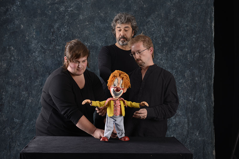 marionetarium's tweet photo. María, Fernando y Oriol con #Fratellini en #Sajalín, 2013.Time flies by! El tiempo vuela!
🤡🤩🙃🙂😉
...Y los #Payasos de Madera vuelan a numerosos #Festivales de diferentes países y lugares, como Rusia 😉 #títeres #rodpuppets #woodenclowns #Barcelona #HertaFrankel #marionetas https://t.co/1LJ0m7Vv1L