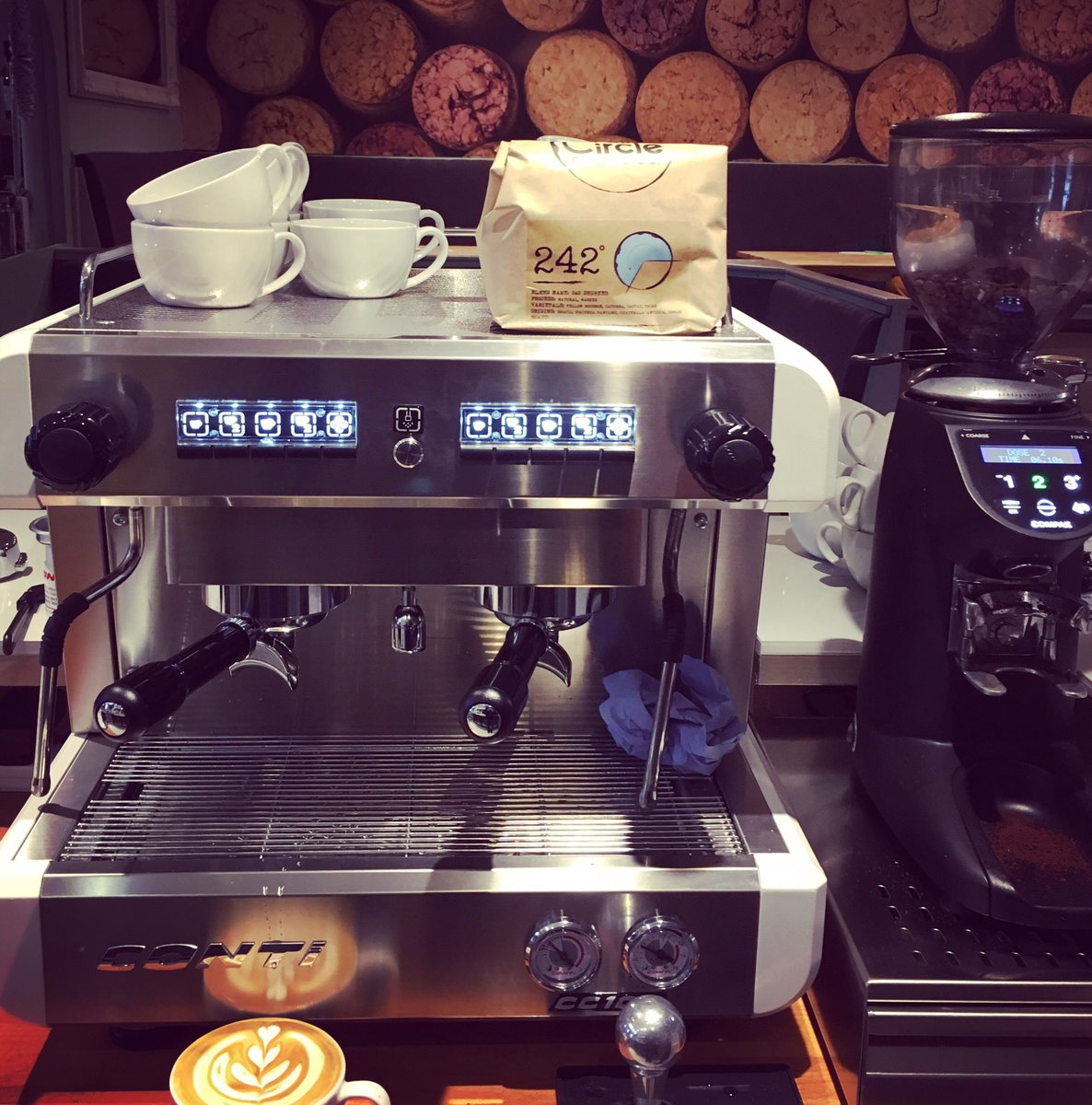 FCcoffeeCo's tweet photo. A throwback to this epic setup @Deliciouswey brewing up our 242 coffee! A @contiespressouk with a @compakgrinders making this the perfect space saving setup!
#Coffee #Coffeesetup #Espresso #EspressoMachine #Dorset #Weymouth #DorsetCoffee #Instacoffee #Conti https://t.co/kS6XZxTdYe