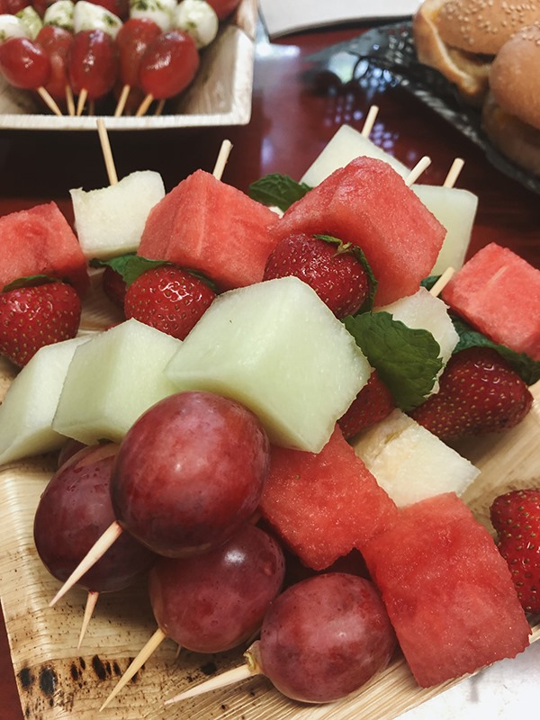 Hoy os proponemos una forma sana y divertida de tomar fruta variada. Unas deliciosas brochetas de fruta. Ideal para el desayuno, merienda o postre. Bon profit!!!

#clínicamorano #blog #recetas #labuenadieta

Esta y otras recetas bit.ly/2Oie62g