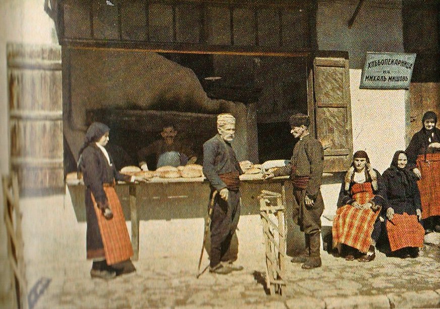 Sullkowski's tweet photo. Michael Mishov, a baker from #Chepelare, and the inhabitants of the village. #Bulgaria 1932, #Rhodopes #Balkans https://t.co/MYhp3PiQl3