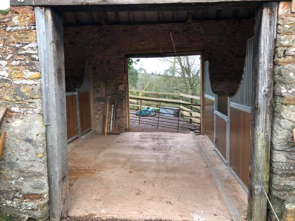 Today’s little Hybrid Range Installation near Bridgewater. Two large stables in UV bamboo. Curved fronts with one lower pony door. Also fitted with 18mm solid rubber easysweep mats. #bamboo #horses #ponydoor #stables #anotherhappycustomer #stablemats #stablesonline