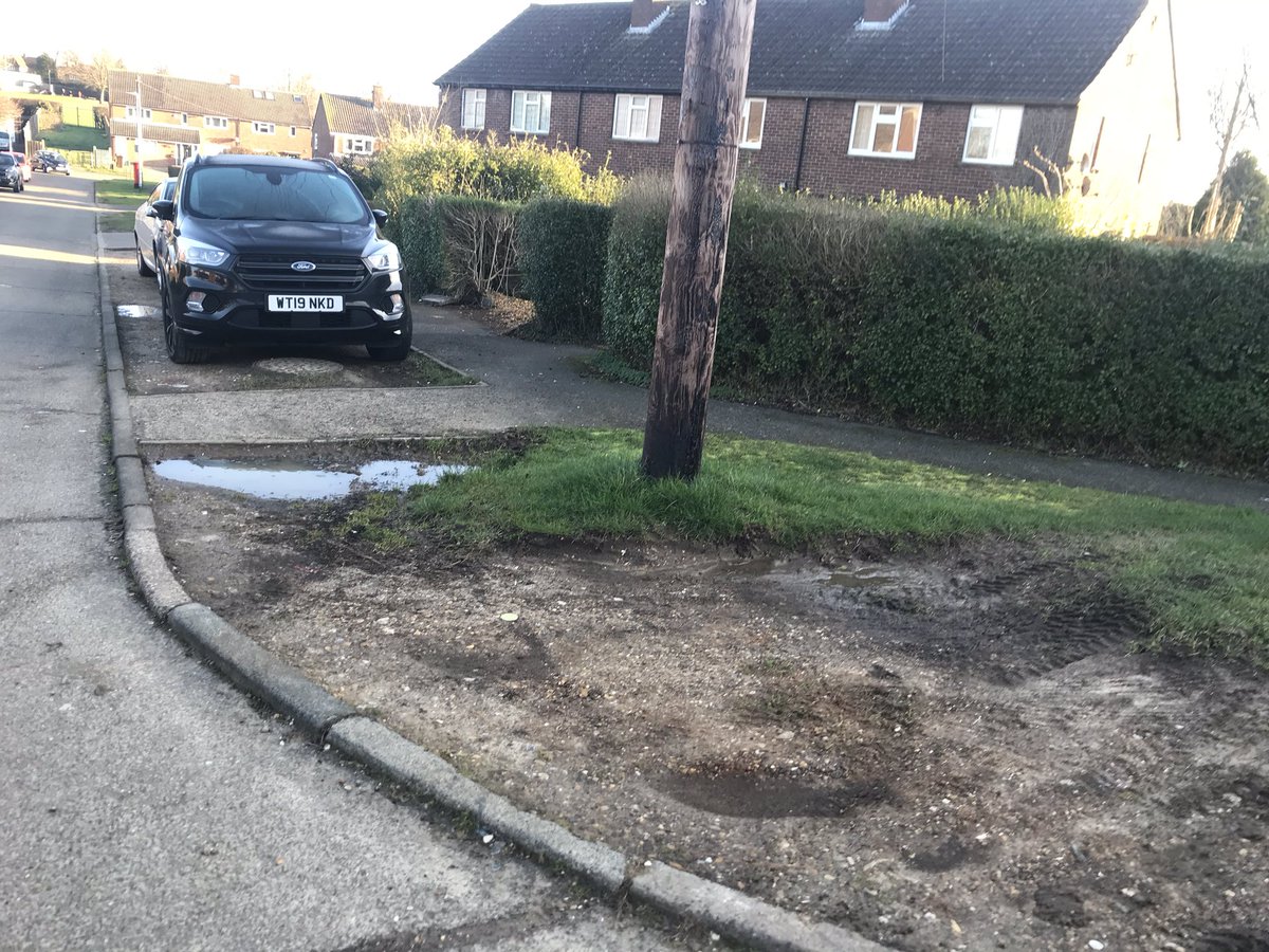 TracyWitterick's tweet photo. @TheOfficialJVS @BBC3CR I tweeted you yesterday about that grass verge! This is outside my mum’s and she is 86 and had to put up with this mess! https://t.co/jHozcG3Fck