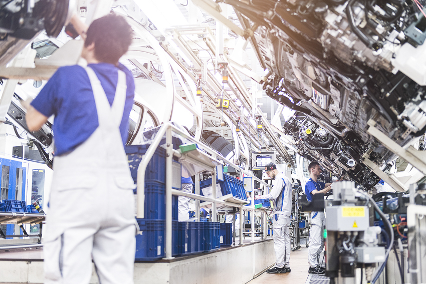 Aquí tienes una guía para analizar la Capacidad de tus recursos.

5) Calcula las piezas por turno que puedas fabricar por referencia
6) Calcula los turnos disponibles por días laborables 
7) Multiplica las piezas por turno por los turnos disponibles 

#supplychain