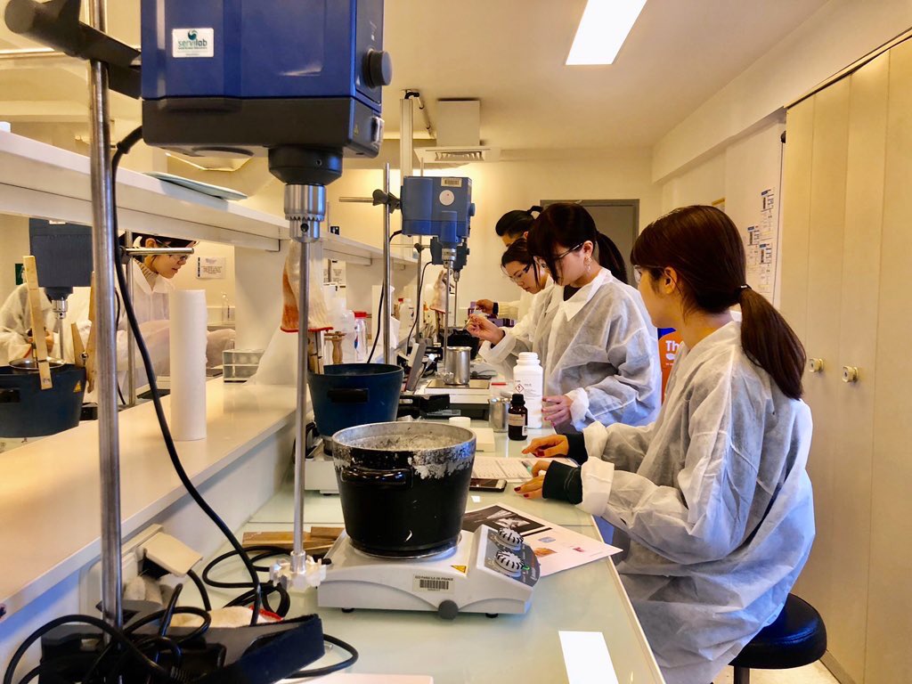 東京バイオテクノロジー専門学校 公式 海外研修 化粧品開発コース 班ごとに作った 乳化剤のphを測った後 触覚評価の様子 使用した油によって つけ心地が変わってきました 最後に香りをつけて 完成です 東京バイオ 化粧品開発 フランス